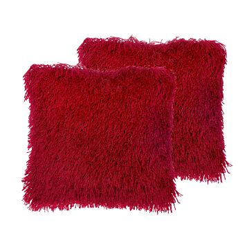 Set Of 2 Decorative Throw Pillows Red Polyester Fabric Accent Cushion Cover With Insert Furry Surface 45 X 45 Cm Beliani